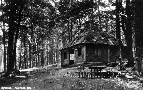 Svěcená díra na dobové pohlednici