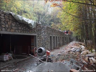 Stavba nové provozní budovy Javoříčských jeskyní